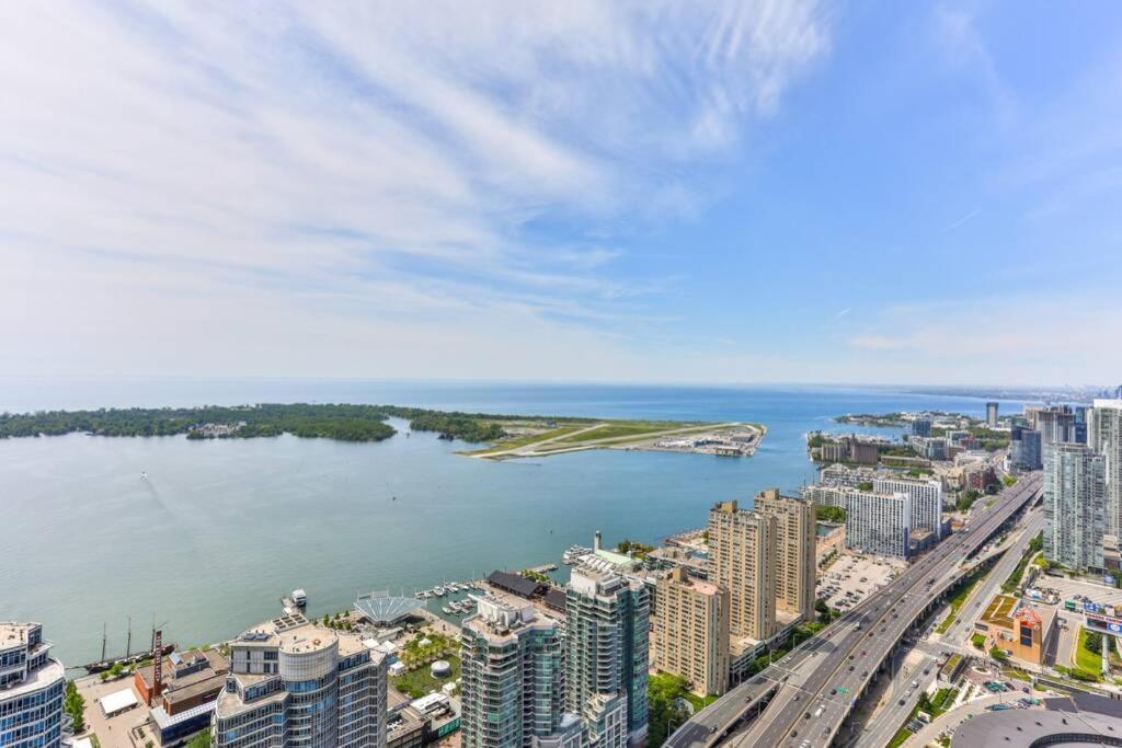 Two Bd Cn Tower And Lake Ontario View Toronto Zewnętrze zdjęcie