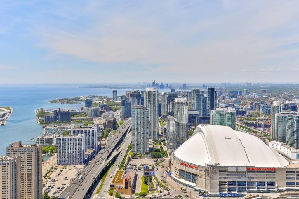 Two Bd Cn Tower And Lake Ontario View Toronto Zewnętrze zdjęcie