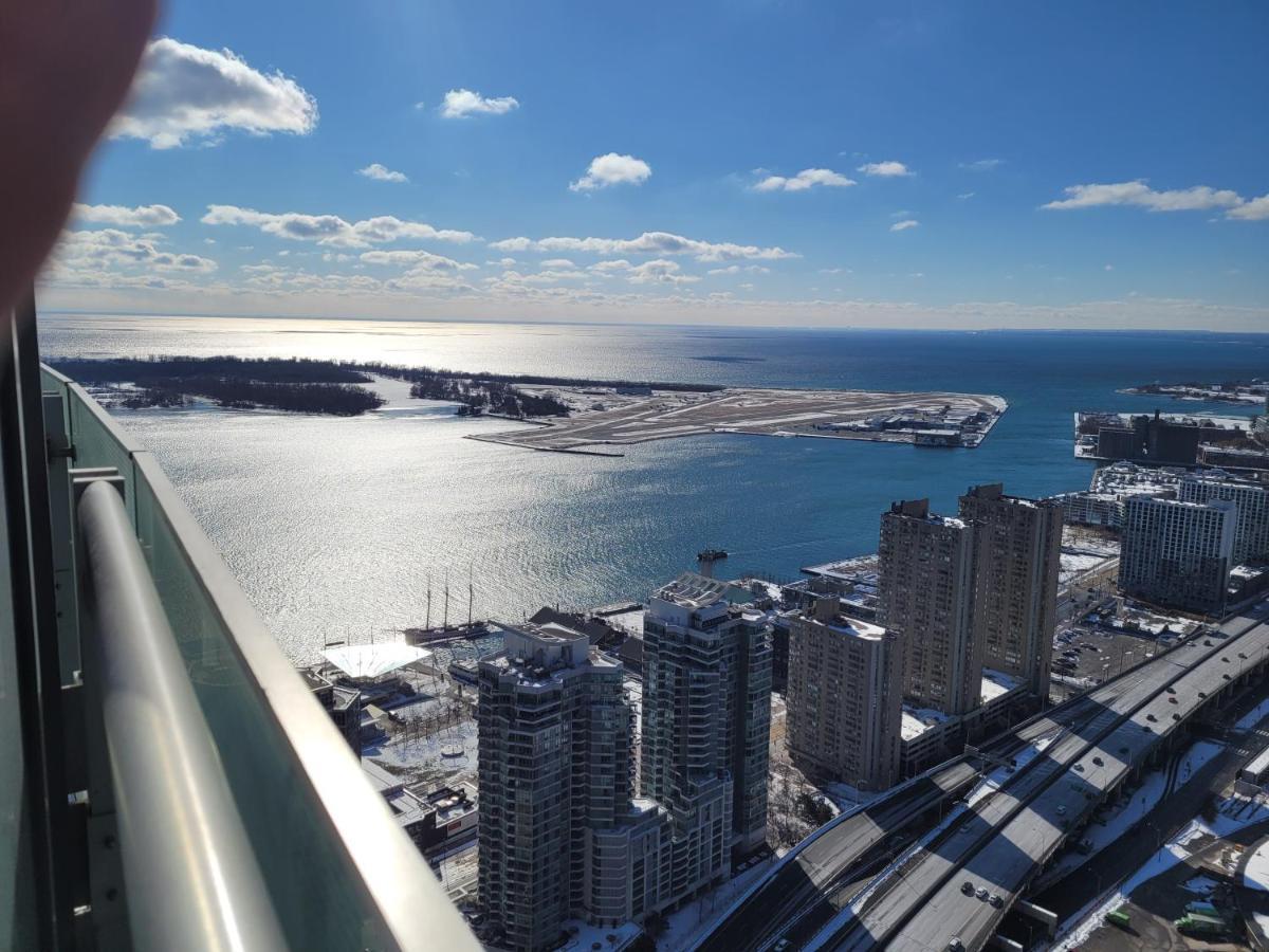 Two Bd Cn Tower And Lake Ontario View Toronto Zewnętrze zdjęcie